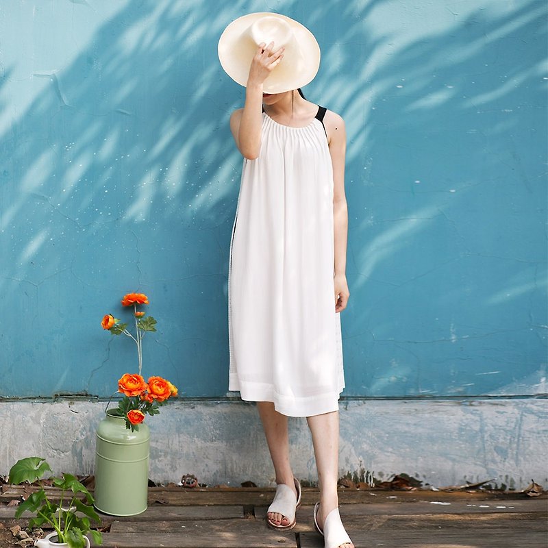 安妮陳原創設計夢想城堡 2016夏季新款休閒優雅兩側拼蕾絲連身裙洋裝 - 連身裙 - 棉．麻 白色