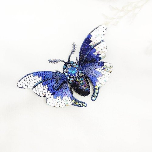 一隻蟲子 珠寶刺繡立體水晶昆蟲胸針-寶藍飛蛾胸針