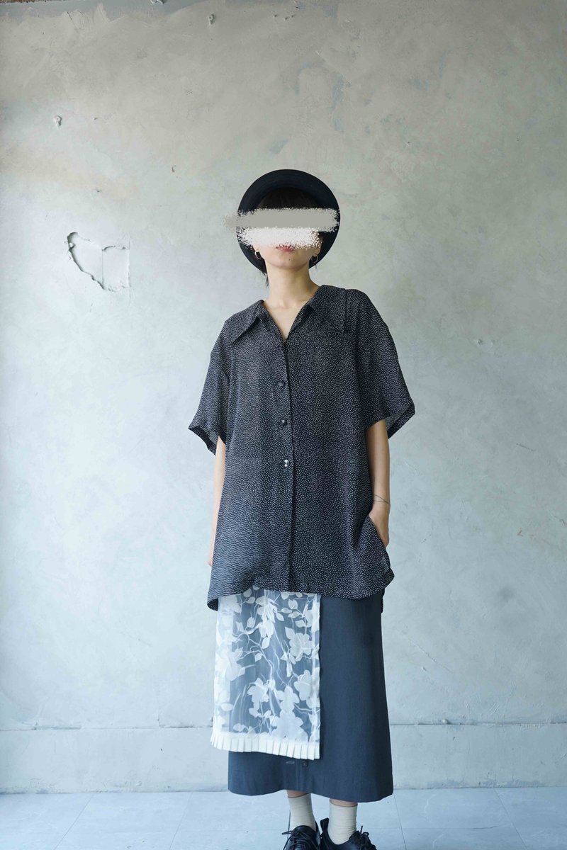 尋寶古著-繁星點點黑底白點透膚雪紡輕透長版襯衫 - 女襯衫 - 聚酯纖維 黑色