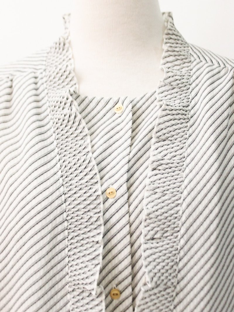 Vintage Japanese Milk White Stripe Short Sleeve Vintage Shirt Vintage Blosue - เสื้อเชิ้ตผู้หญิง - เส้นใยสังเคราะห์ สีเทา