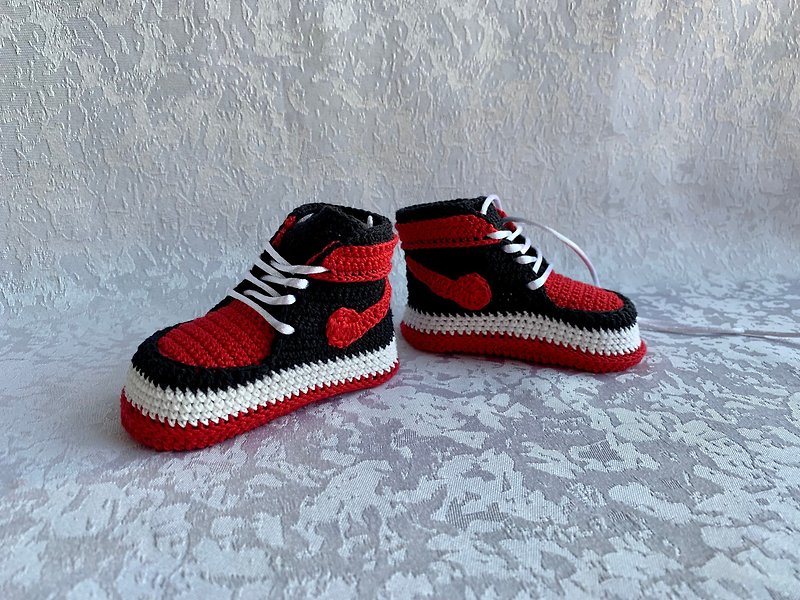 Cute AJ baby booties Crochet Baby shoes for a boy or Girl Baby Fashion - รองเท้าเด็ก - ผ้าฝ้าย/ผ้าลินิน สีแดง