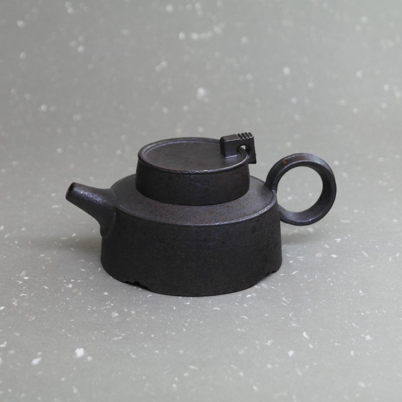 玄寂銹鐵扁筒身正把茶壺 手作陶藝 茶道具 - 茶壺/茶杯/茶具 - 陶 黑色