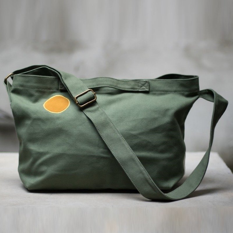 Small Day Canvas Warm Sun Bag_Army Green - กระเป๋าแมสเซนเจอร์ - ผ้าฝ้าย/ผ้าลินิน สีเขียว