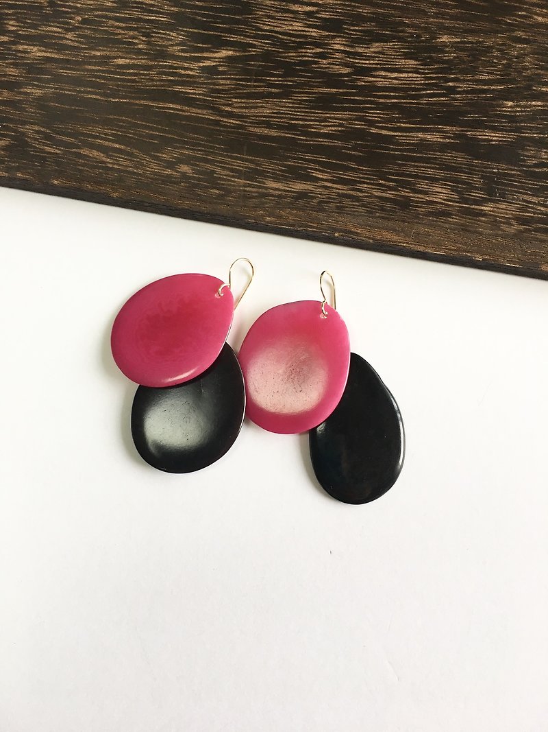 Tagua chip earring Black and Passion pink - ピアス・イヤリング - サステナブル素材 ピンク