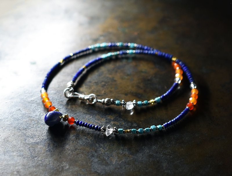 A delicate necklace with teardrop-shaped lapis lazuli, carnelian, turquoise, Herkimer diamonds, small lapis lazuli, and Karen Silver. - สร้อยคอ - เครื่องเพชรพลอย สีน้ำเงิน