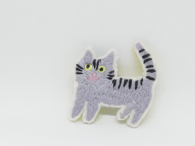 Embroidery brooch silver tabby - Brooches - Cotton & Hemp Gray