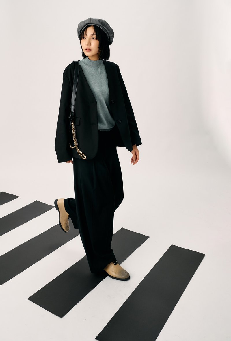 【New Year Exclusive・One Set Outfit】Obsidian Black Blazer + Lake Green Stand Collar Sweater for NT$2999 - เสื้อแจ็คเก็ต - ผ้าฝ้าย/ผ้าลินิน สีดำ