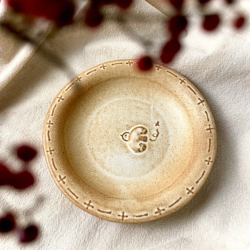 [Komaru Forest Relief] Burnt biscuit glazed bird and flower pottery bowl - Plates & Trays - Pottery Brown