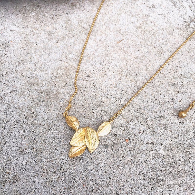 Sienna leaf Bronze necklace - Necklaces - Other Metals Gold