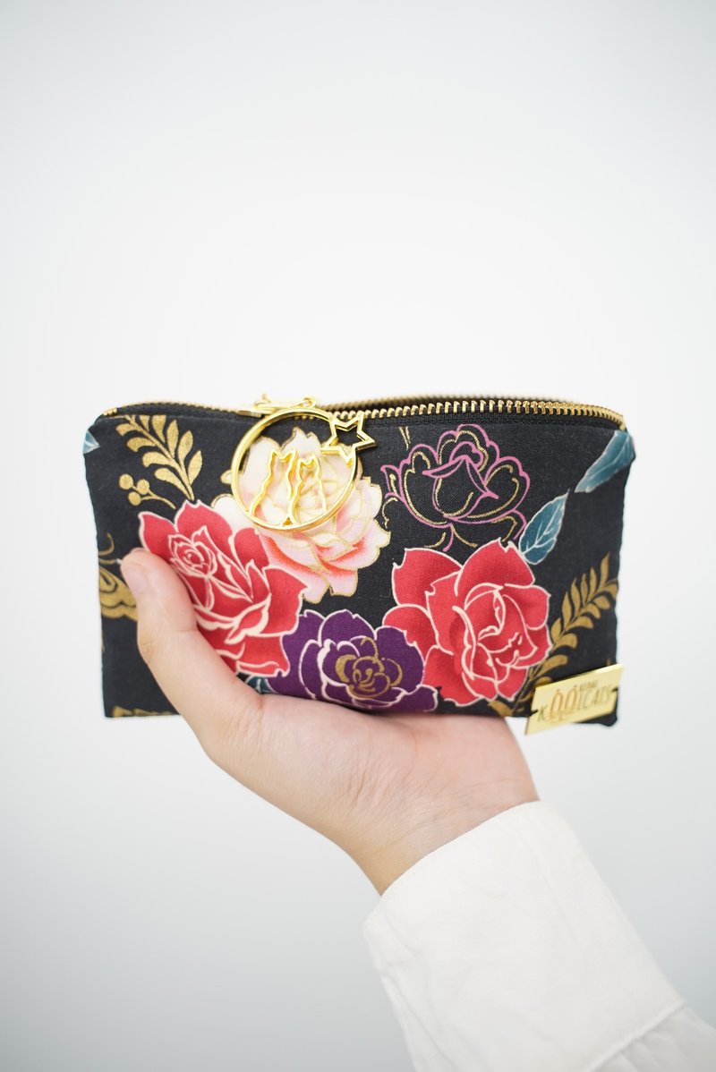 Zipper Pouch in Flowers on Black - 化妝包/收納袋 - 棉．麻 黑色