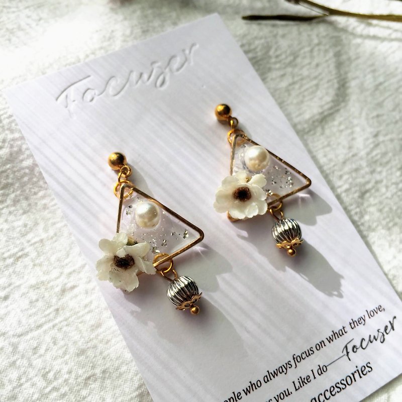 Dry flower earrings [French small plum] Three-dimensional real flower French small white plum eternal flower earrings can be changed - Earrings & Clip-ons - Plants & Flowers White