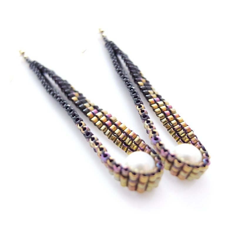 Beaded Stardust Earrings with White Pearls in Black and Gold Beads and Gold Filled Hooks - ต่างหู - วัสดุอื่นๆ สีดำ