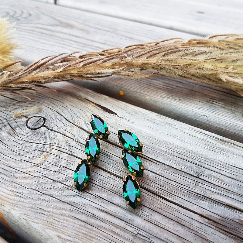 Exclusive limited earrings [1-character emerald horseshoe earrings] - Earrings & Clip-ons - Gemstone Green