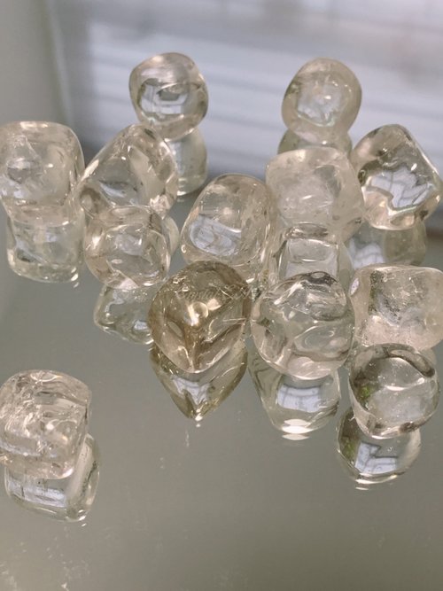 Crystal.EAA Crystal.EAA 掌中石 天然白水晶原石打磨碎石隨機1組2件