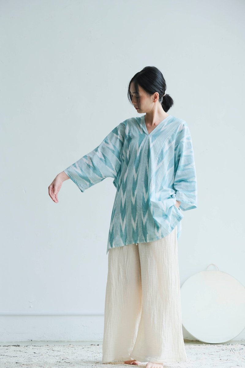 OMAKE V領壓紋長袖上衣 / Ikat 川流 - 女上衣/長袖上衣 - 棉．麻 藍色