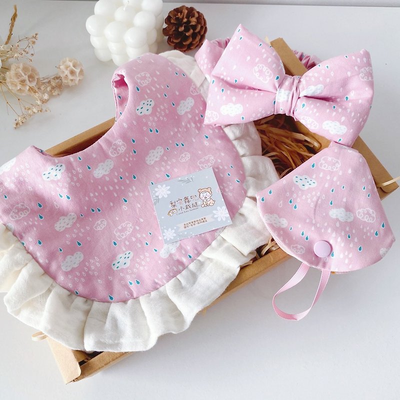 Pink sweet rain l Miyue gift box three-piece handmade princess lotus leaf bib pacifier chain dust cover - ของขวัญวันครบรอบ - ผ้าฝ้าย/ผ้าลินิน 
