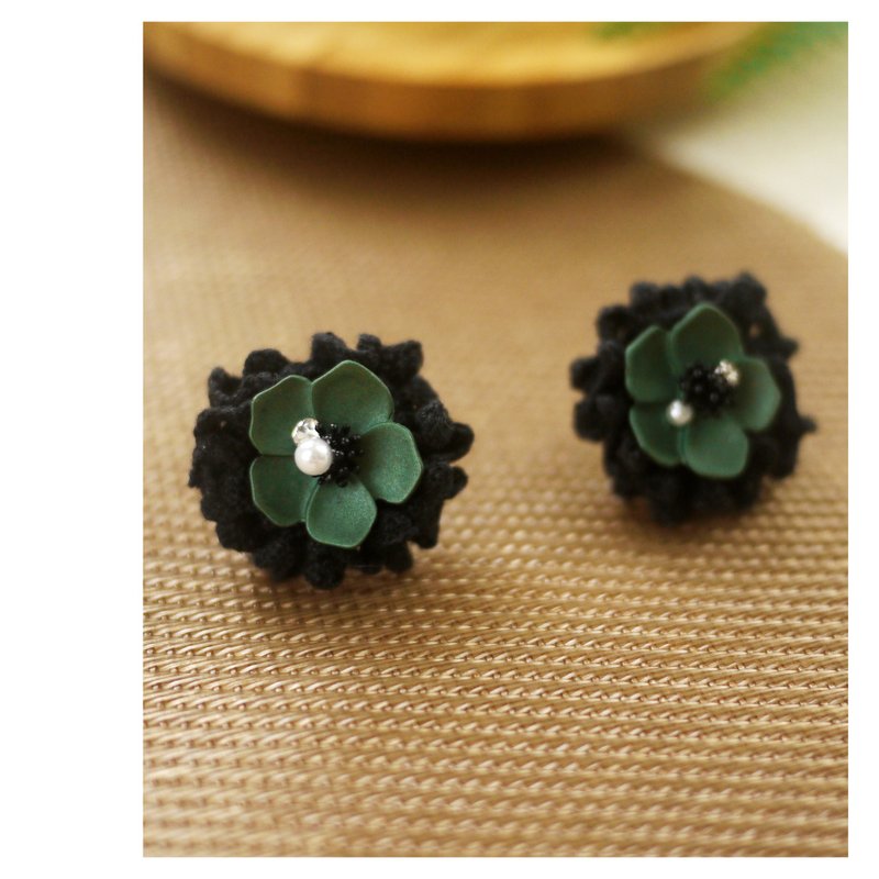 掌中花 | 不對稱 | 穿式耳環 | 手工縫製 | pierced earrings - 耳環/耳夾/耳骨夾 - 其他材質 多色