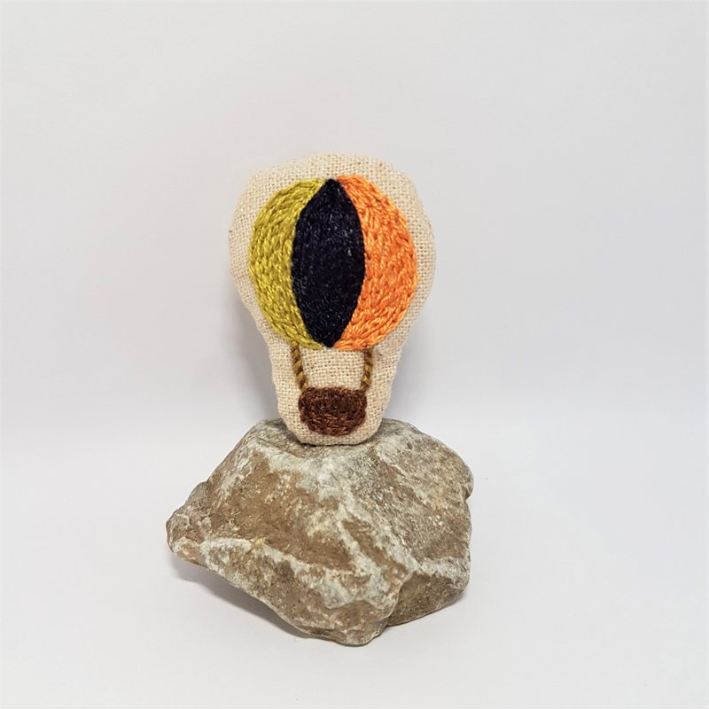 手工刺繡．熱氣球別針 - 胸針 - 棉．麻 