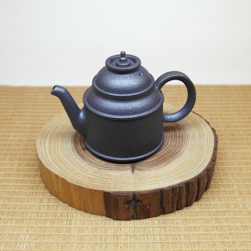 玄寂銹鐵 三灣嘴氣罐身 正把茶壺 手作陶藝 茶道具 - 茶壺/茶杯/茶具 - 陶 黑色