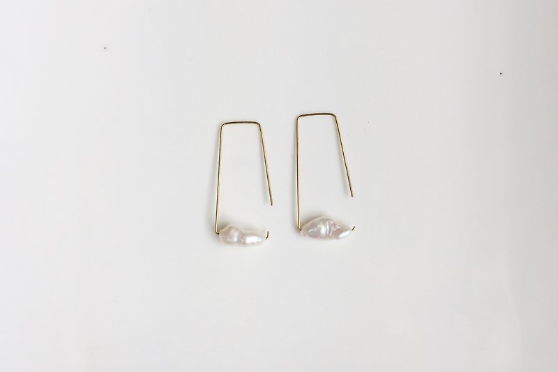 浮雲 珍珠造型耳環 - 耳環/耳夾 - 其他金屬 白色