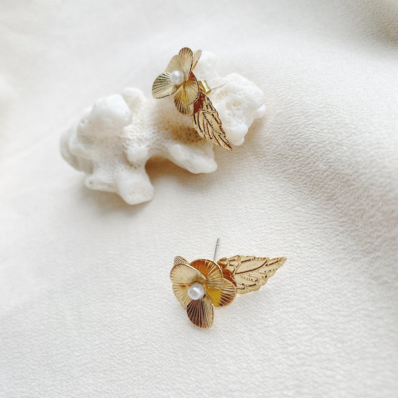 Febbi Golden Spike Series-Single Flower Earrings/Pearls - Earrings & Clip-ons - Other Metals Gold