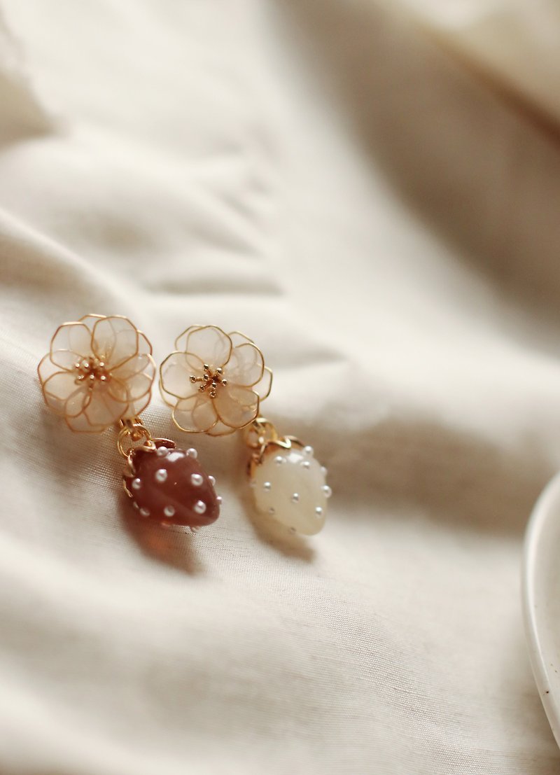 Strawberry Snowflake Japanese Resin Handmade Earrings/ Clip-On - ต่างหู - วัสดุอื่นๆ ขาว