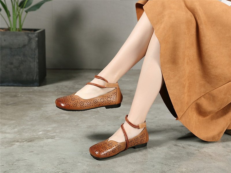 Cutout gradient color Velcro leather handmade shoes flat shoes - รองเท้าหนังผู้หญิง - หนังแท้ สีนำ้ตาล