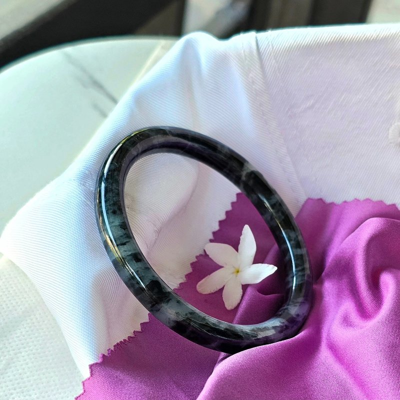 Jade bracelet, Kin Bo Xiang, white with green and black moss pattern, natural jade, Type A, cigarette shape, size 57.3 mm. - 手鍊/手環 - 石頭 多色