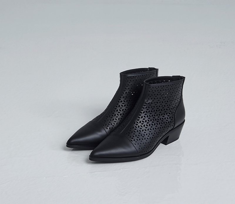 Pointed carved thick heel boots black - รองเท้าบูทสั้นผู้หญิง - หนังแท้ สีดำ