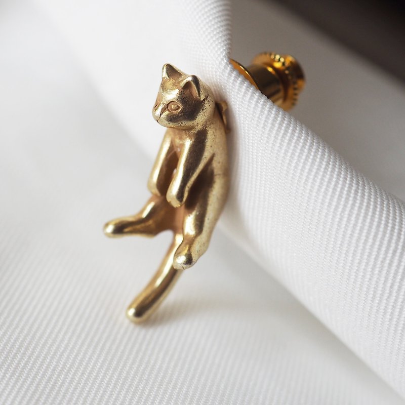 Cat Pin Brooch Guri Antique Gold - เข็มกลัด - ทองแดงทองเหลือง สีทอง