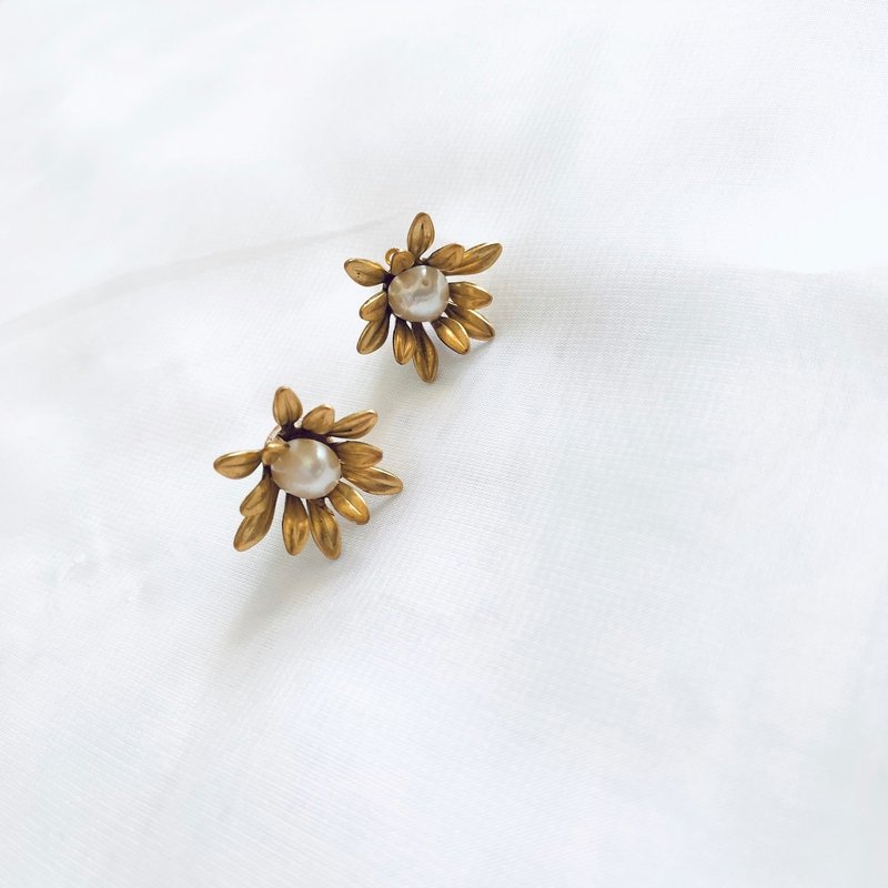 Flower pearl stud earrings - ต่างหู - ทองแดงทองเหลือง สีทอง