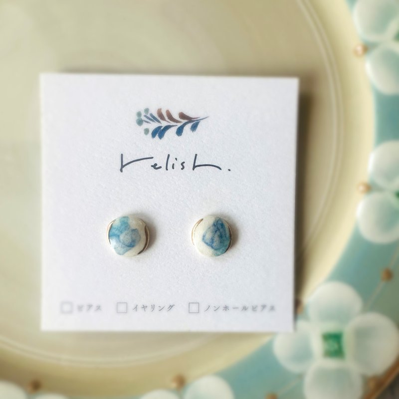 【再販】青空 入道雲 金継ぎ 陶器 ピアス イヤリング ノンホールピアス 海 夏 空 小ぶり 小さい オフィス ブルー 青 水色 ライトブルー 白 ホワイト - ピアス・イヤリング - 陶器 ブルー