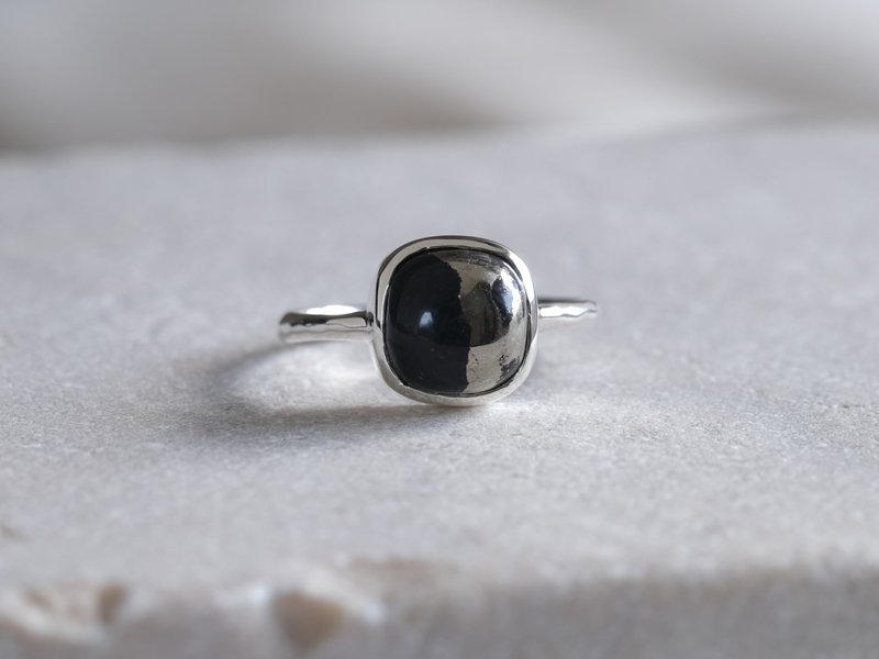 svart og pýrít ring sterling silver black natural stone - แหวนทั่วไป - เครื่องเพชรพลอย สีดำ