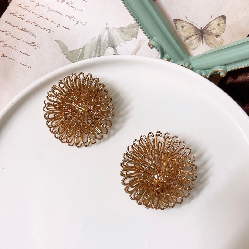 【西洋古董飾品】優美層疊大朵花型綻放 手工編織 金 耳環 耳夾 - 耳環/耳夾/耳骨夾 - 貴金屬 金色