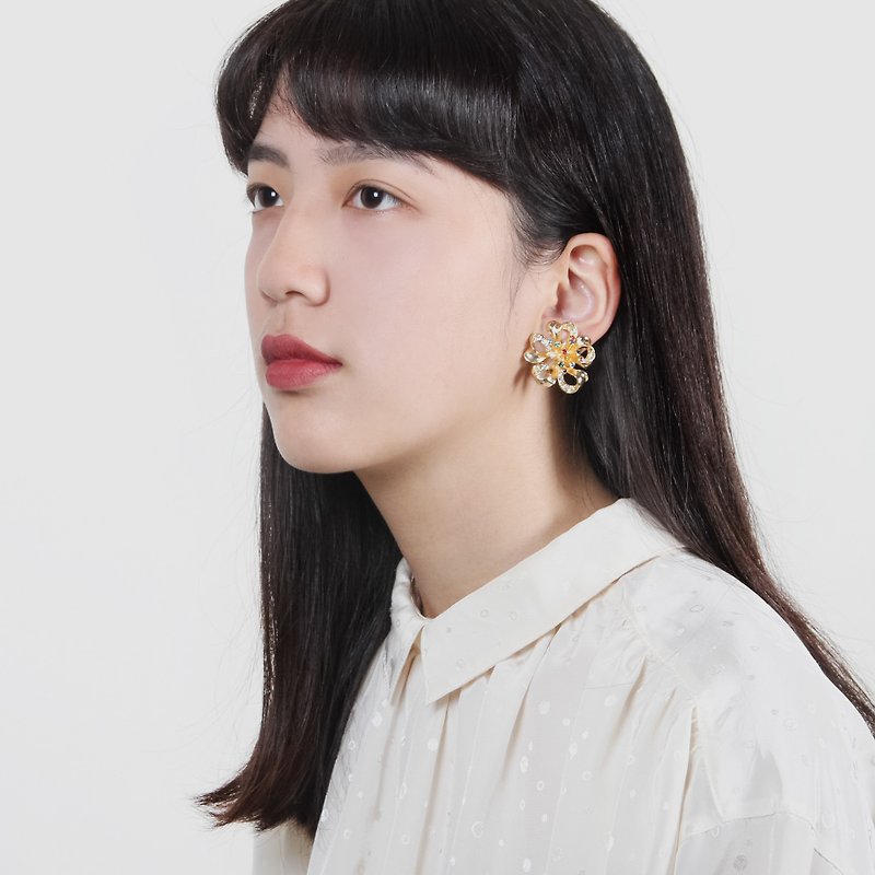 [Egg plant vintage] ribbon flower clip-style antique earrings - ต่างหู - โลหะ สีทอง