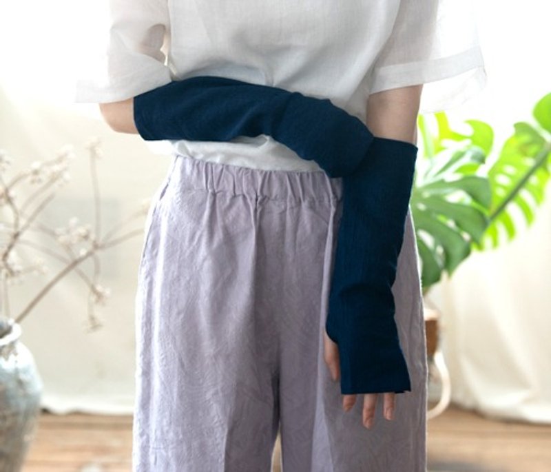 Indigo-dyed Organic Cotton Sunshade Arm Cover [Yoryu Fabric] - อื่นๆ - ผ้าฝ้าย/ผ้าลินิน 