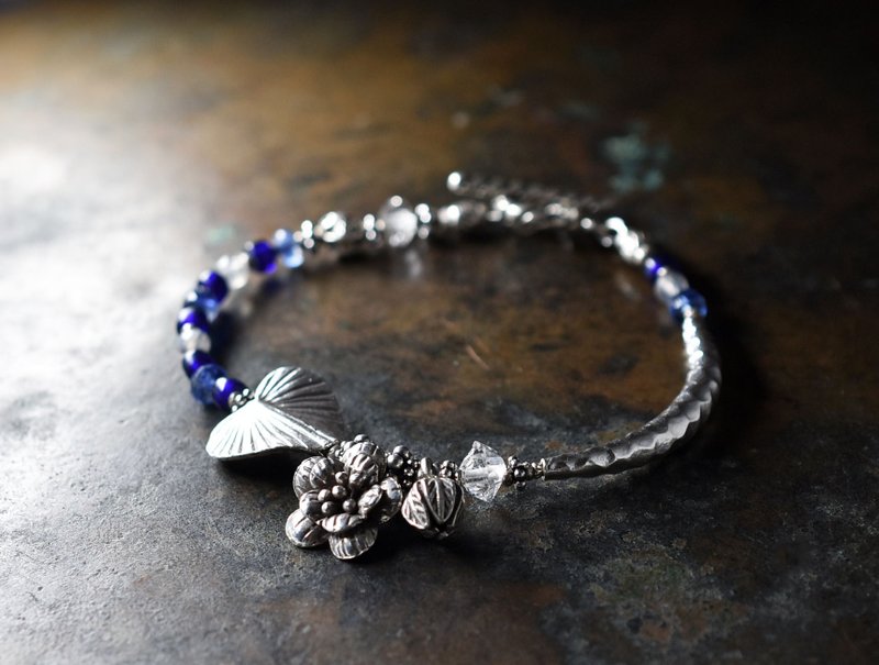 Flowers and buds, heart-shaped leaves, curved Karen Silver and lapis lazuli beads, labradorite, kyanite bracelet - สร้อยข้อมือ - โลหะ สีน้ำเงิน