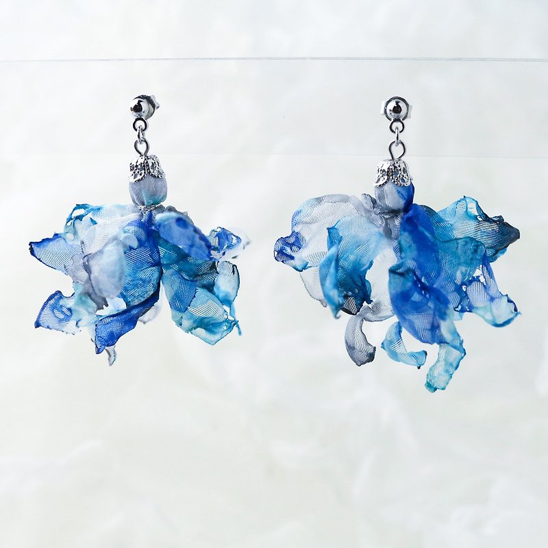 青空ブルー　オーガンジーのタッセル風花ピアス - 耳環/耳夾 - 其他人造纖維 藍色