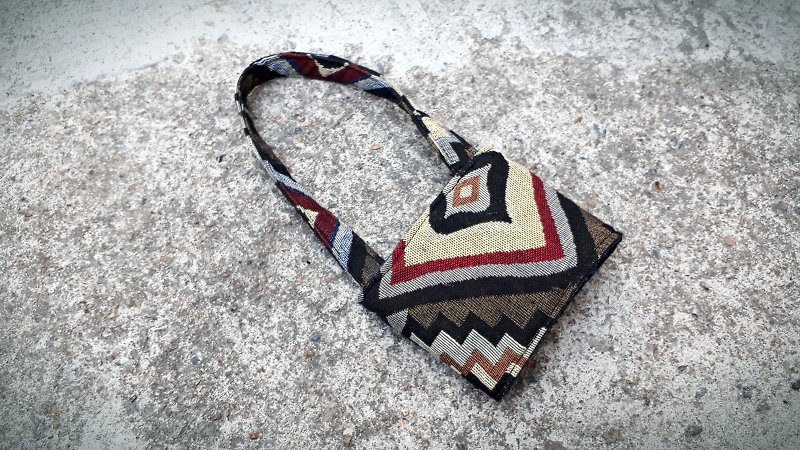 AMIN'S SHINY WORLD handmade custom national totem cup bag d - กระเป๋าถือ - ผ้าฝ้าย/ผ้าลินิน หลากหลายสี