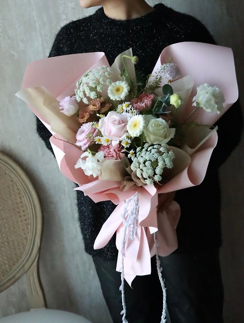 時葳花園花藝設計 人間溫柔 粉色系 康乃馨 玫瑰 鮮花花束/限台中地區