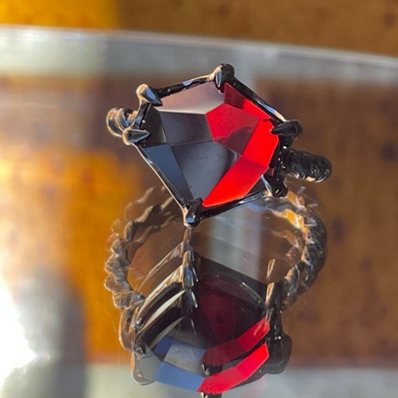 Pinkoi Proxy Purchase -  Garnet Rough Cut Claw Clasp แหวน เงิน ชุบ สีดำ SV925 - แหวนทั่วไป - เครื่องเพชรพลอย 