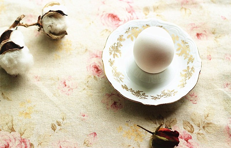 【Good day fetus】 German vintage gold rim engraved flower egg cup plate - Small Plates & Saucers - Porcelain White