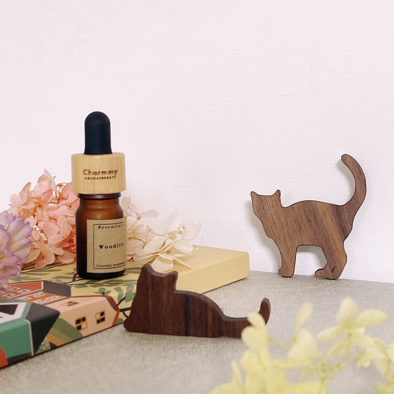 There is a cat to accompany you in your efforts | Taiwanese brand co-branded aromatherapy wood clip set - Fragrances - Essential Oils Brown