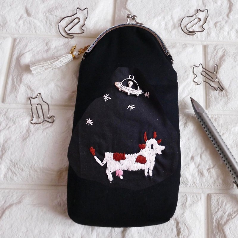An embroidery pen case is a cow that is taken to the maggot UFO - กล่องดินสอ/ถุงดินสอ - ผ้าฝ้าย/ผ้าลินิน สีดำ