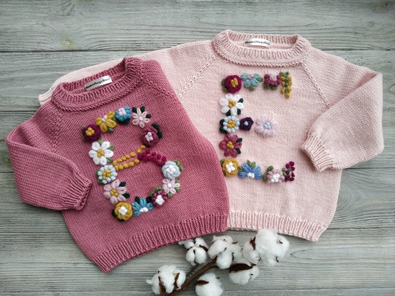 Handmade merino wool sweater with embroidered initials of the girl. Baby gift - สเวตเตอร์ผู้หญิง - ขนแกะ 