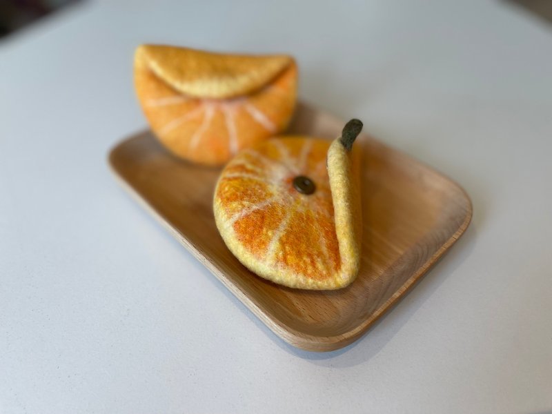 Betweenstops Fruit Series - Orange Magnetic Coin Purse - กระเป๋าใส่เหรียญ - ขนแกะ สีส้ม