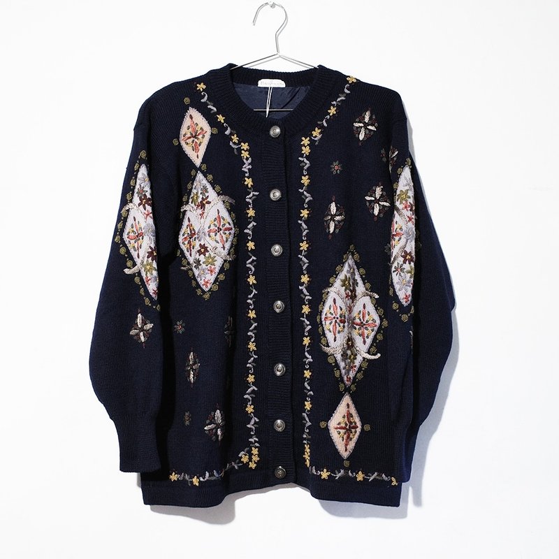 Retro sweater vintage sweater vintage sweater atmospheric floral embroidery R00324 - สเวตเตอร์ผู้หญิง - ขนแกะ สีดำ