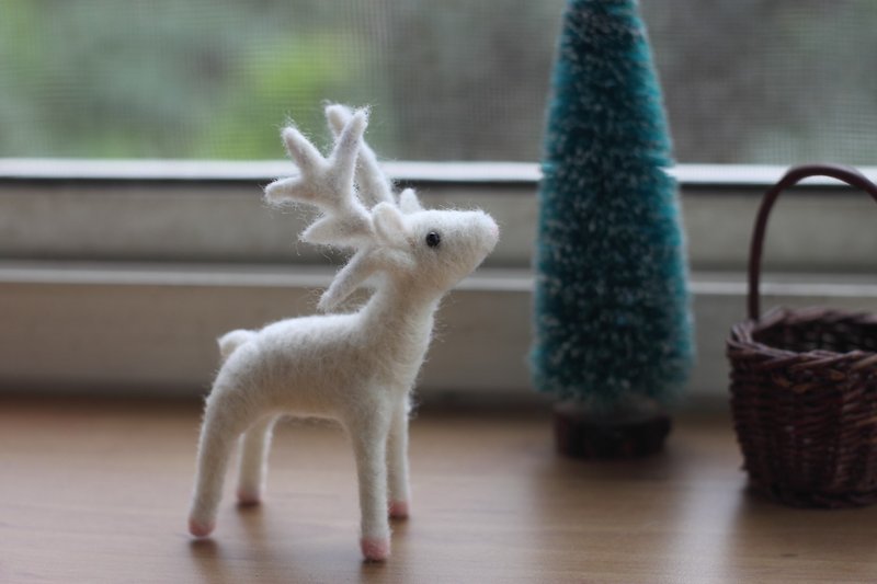 White reindeer is the best choice for Christmas gift exchange and customized model - ของวางตกแต่ง - ขนแกะ ขาว