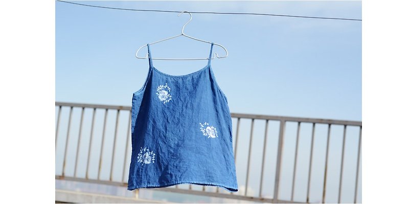 Discard original designs. Batik blue indigo plant dyed ramie sling, camisole - เสื้อกั๊กผู้หญิง - ลินิน 