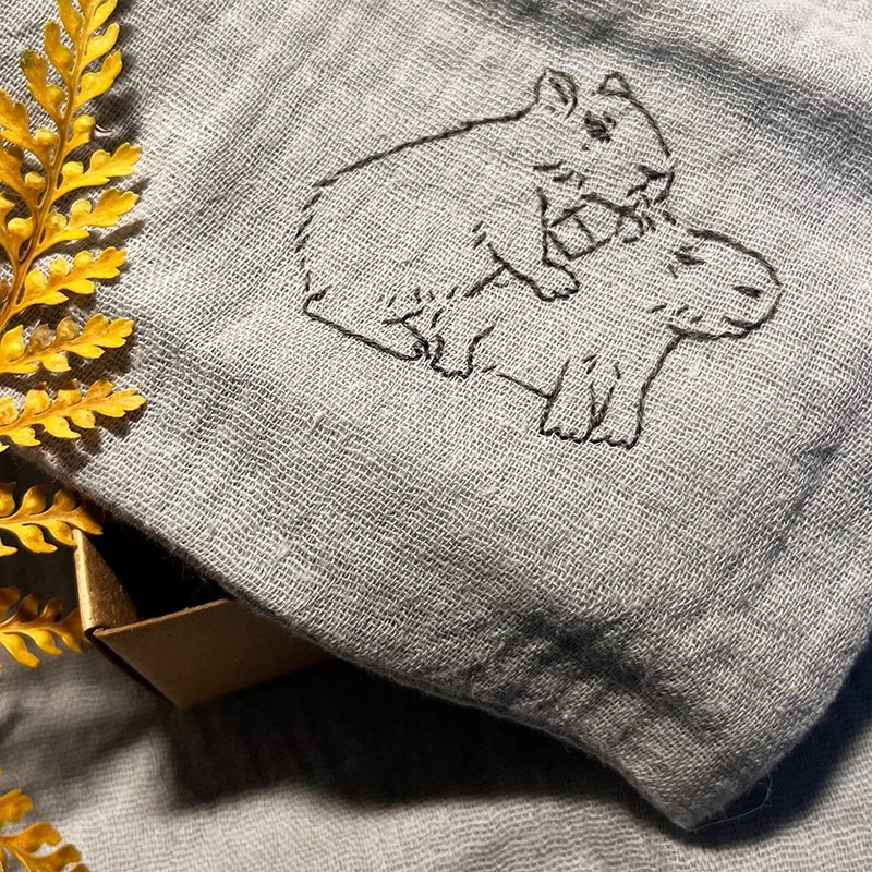 Handmade capybara embroidered cotton gauze square scarf four-layer gauze handkerchief baby saliva towel - ผ้าเช็ดหน้า - ผ้าฝ้าย/ผ้าลินิน สีเทา